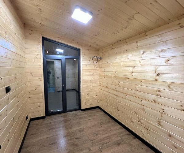 Дерев'яний будинок 10.5х6м + тераса 6х2,5м в стилі Барн для постійного проживання