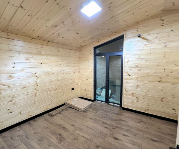 Дерев'яний будинок 10.5х6м + тераса 6х2,5м в стилі Барн для постійного проживання