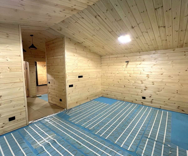 Дерев'яний будинок 10.5х6м + тераса 6х2,5м в стилі Барн для постійного проживання