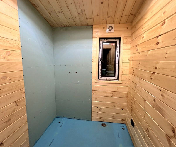 Дерев'яний будинок 10.5х6м + тераса 6х2,5м в стилі Барн для постійного проживання