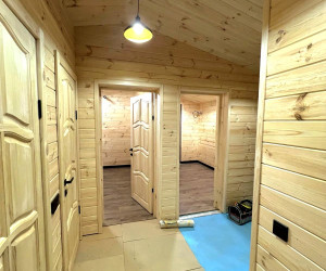 Дерев'яний будинок 10.5х6м + тераса 6х2,5м в стилі Барн для постійного проживання