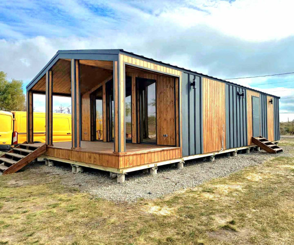 Дерев'яний будинок 10.5х6м + тераса 6х2,5м в стилі Барн для постійного проживання