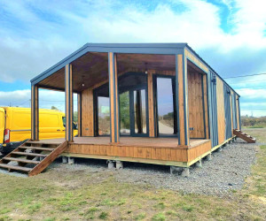 Дерев'яний будинок 10.5х6м + тераса 6х2,5м в стилі Барн для постійного проживання