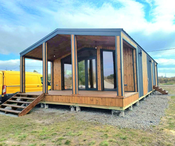 Дерев'яний будинок 10.5х6м + тераса 6х2,5м в стилі Барн для постійного проживання